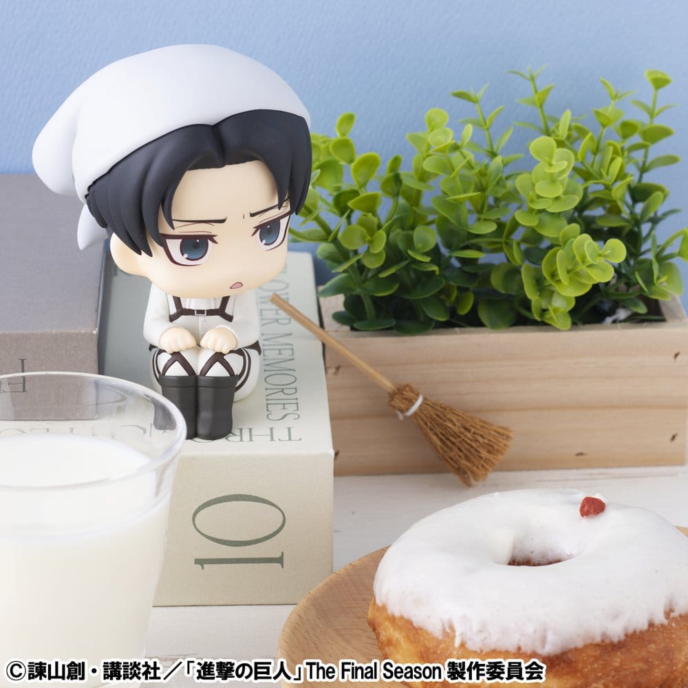 Attack on Titan - Levi Ackerman Look Up PVC Statue Cleaning up Ver. 11 cm