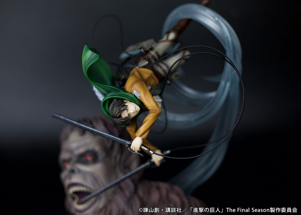 Attack on Titan -  Levi vs Beast Titan PVC Statue 1/7 Ver. 28 cm